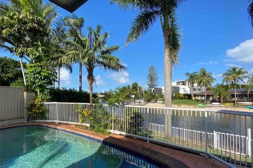 Charming 4 Bedroom Waterfront Home W/Pool Near Casino