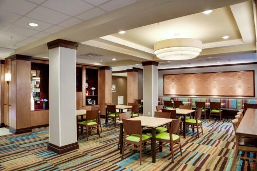 Food and beverages, Fairfield Inn & Suites Lake City in Lake City