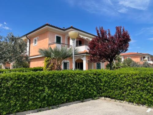 Villa I Giardini del Conero con ombrellone in spiaggia