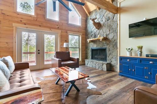 Secluded Dog Friendly Mountain Getaway Bar Hot Tub in Ellijay, USA