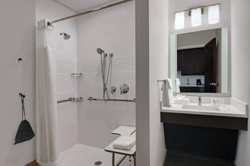 TownePlace Suites by Marriott Cincinnati Downtown - image 7
