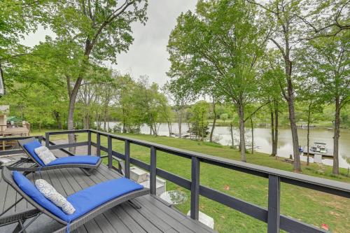 Lakefront Home in Quiet Cove with Patio and Kayaks!