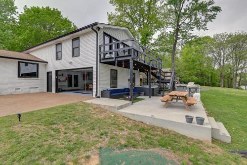 Lakefront Home in Quiet Cove with Patio and Kayaks!