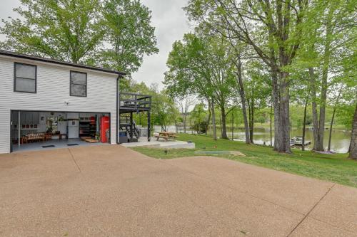 Lakefront Home in Quiet Cove with Patio and Kayaks!