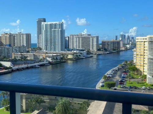 Miami Beach 1B 1B Incredible View apartment with Kitchen in Hallandale Beach, USA