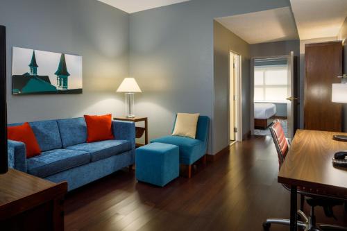 2 queen beds, 1 sofa bed