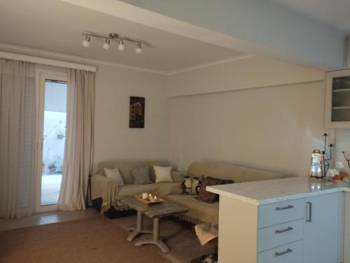 Renovated Basement Duplex with Patio and Folk Decor in the Heart of Athens, Athènes (photo 4)