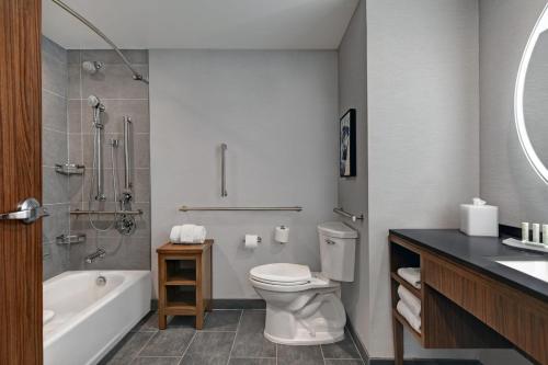Courtyard by Marriott Hamilton - image 14
