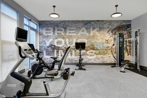 Courtyard by Marriott Hamilton - image 13