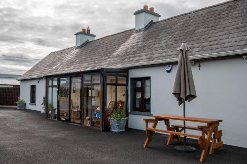 ทัศนียภาพภายนอกโรงแรม, Sheila's Cottage Ballyheigue in แบลลีไฮก์