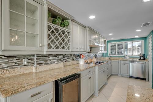 Carolina Dunes Penthouse 704 (3 bedroom Sleeps 8) - image 6