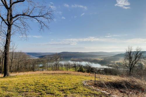 Water-View Home Half Mile to Table Rock Lake in Green Forest, USA