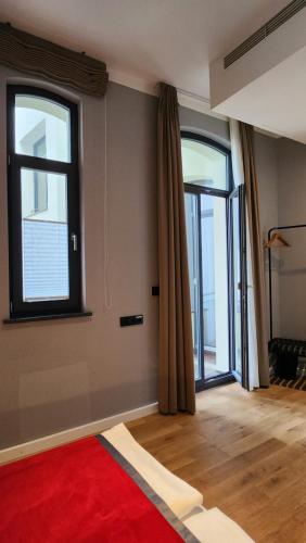 Gideon Hotel - image 11