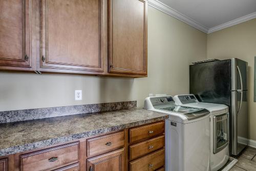 -Atlantis (7 Bdrm / 7.5 Bath Sleeps 22) - image 35