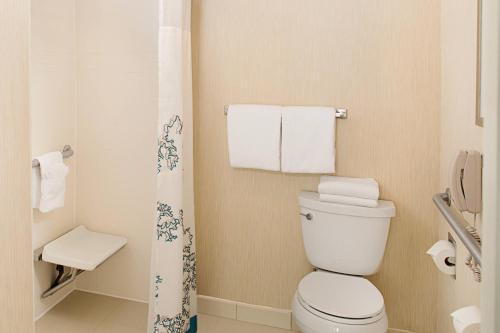 One-Bedroom Queen Suite with Sofa Bed and Adapted Tub - Mobility Accessible