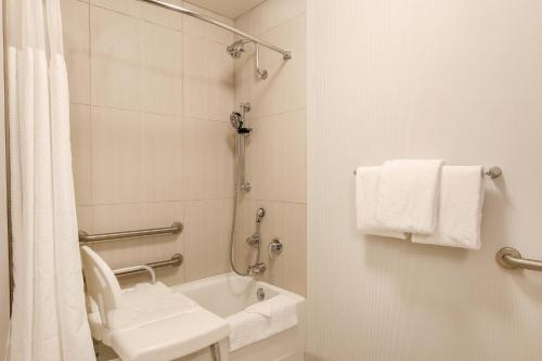 Courtyard by Marriott Pittsburgh Downtown - image 13
