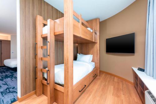 1 king bed, 2 bunk beds