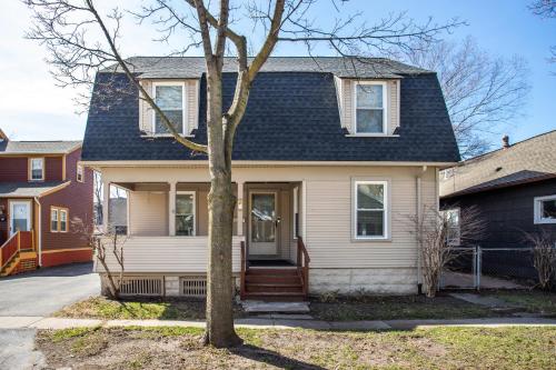 Spacious Home with In-Unit Laundry, Parking, 1GB WiFi, & Patio Deck near สนามกีฬาบลู ครอส