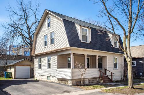 Spacious Home with In-Unit Laundry, Parking, 1GB WiFi, & Patio Deck near สนามกีฬาบลู ครอส