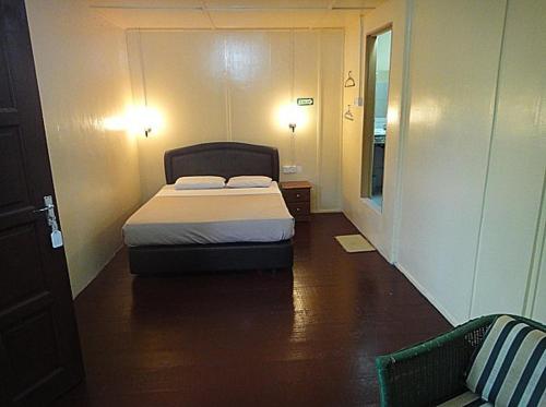 Holiday View Inn Taman Negara Holiday View Inn Taman Negara is a popular choice amongst travelers in Kuala Tahan, whether exploring or just passing through. The property features a wide range of facilities to make your stay a plea