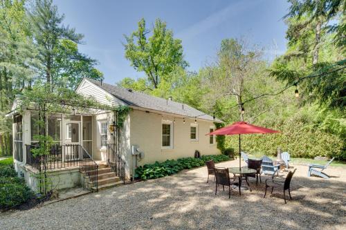 Le Canard Cottage with Porch 10 Mi to Asheville! in Arden, USA