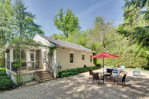 Le Canard Cottage with Porch 10 Mi to Asheville!