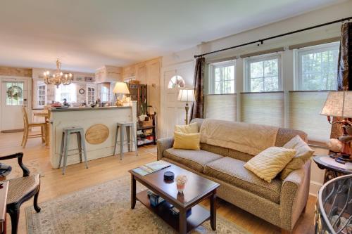 Le Canard Cottage with Porch 10 Mi to Asheville! - image 16