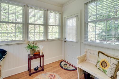 Le Canard Cottage with Porch 10 Mi to Asheville!