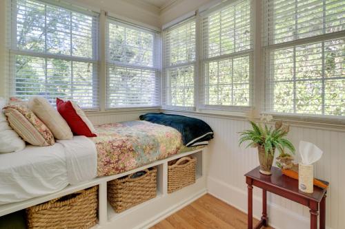 Le Canard Cottage with Porch 10 Mi to Asheville! in Arden, USA