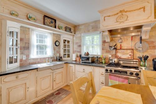 Le Canard Cottage with Porch 10 Mi to Asheville! - image 42