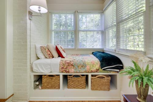 Le Canard Cottage with Porch 10 Mi to Asheville! - image 20