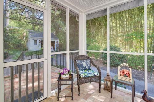Le Canard Cottage with Porch 10 Mi to Asheville! - image 44