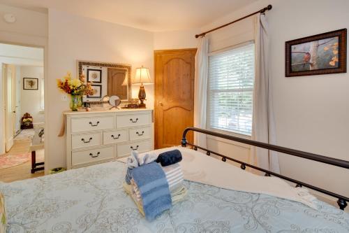 Le Canard Cottage with Porch 10 Mi to Asheville! - image 27