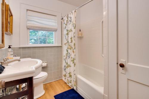 Le Canard Cottage with Porch 10 Mi to Asheville! - image 39