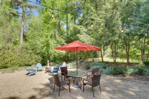 Le Canard Cottage with Porch 10 Mi to Asheville!