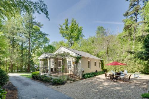 Le Canard Cottage with Porch 10 Mi to Asheville!