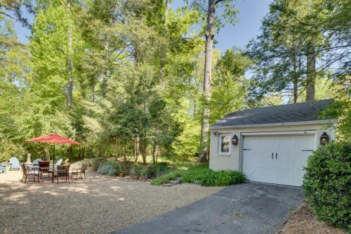 Le Canard Cottage with Porch 10 Mi to Asheville!