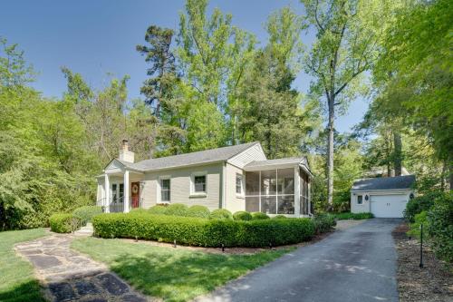 Le Canard Cottage with Porch 10 Mi to Asheville!