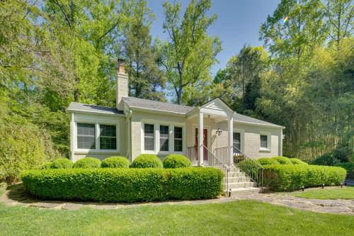 Le Canard Cottage with Porch 10 Mi to Asheville!