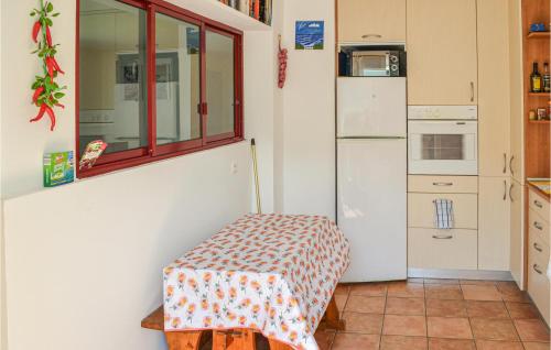 Cocina, 3 Bedroom Lovely Home In Hendaye in Hendaya