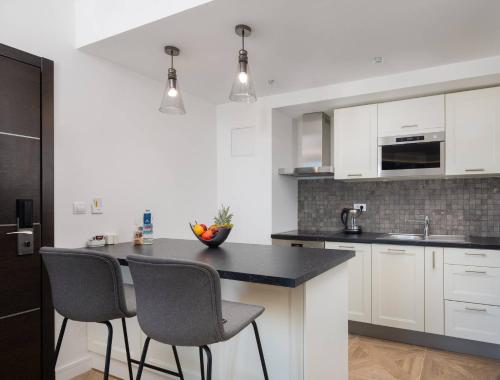 Ellure Luxury Suites - image 2