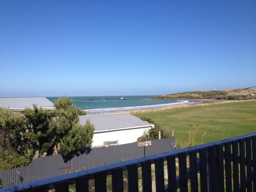 Lazy Dolphin Lodge - Photo 4 in Waikawa, New Zealand