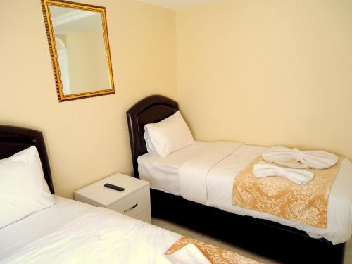 Economy Quadruple Room image 10