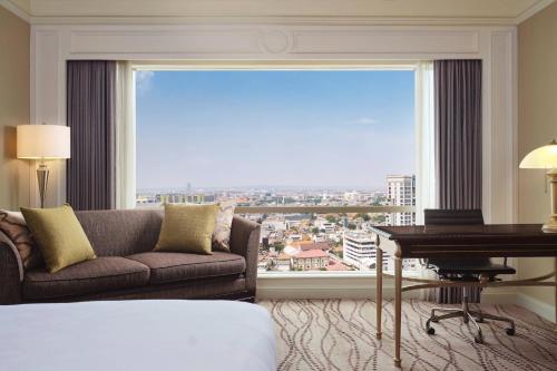 King Room with City View image 3