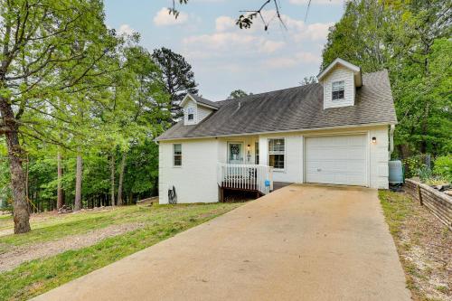 Peaceful Rogers Home Near Beaver Lake! in Rogers, USA