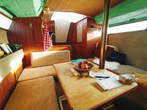 Relax on the canals Cozy Sailboat for 3 people