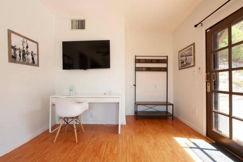 30 PCT OFF!! Limited Time! Malibu Serene Cottage with King Bed, Near Beach & Hiking Trails & Central Malibu in Malibu, USA