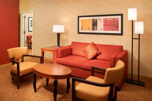 Courtyard by Marriott Chicago Naperville