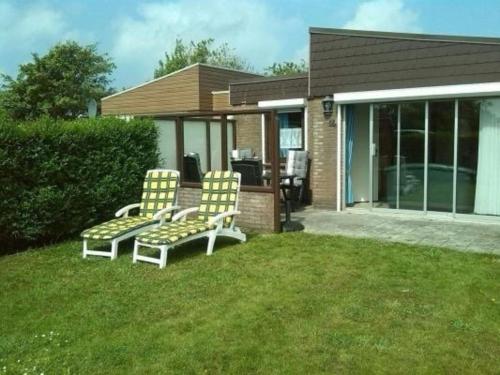 Gemütliches Ferienhaus in Callantsoog mit Terrasse und Garten