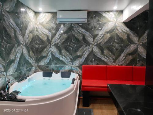 King Rapid Rise Hotel Room Type - Deluxe King Room